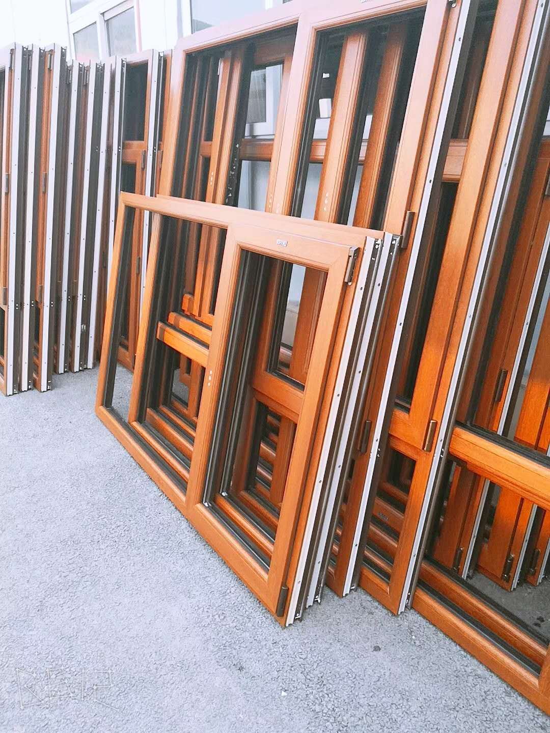 天乙門窗工業有限公司向丹東客戶發貨